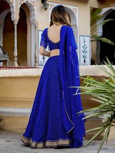 Lehenga Choli de Georgette Suave con Estampado Leheriya, Cordón Zari y Borde de Encaje, Estilo Bollywood Largo hasta el Suelo para Fiestas y Vestimenta Étnica - Product Image 5
