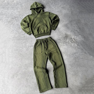 Ensemble de survêtement de qualité supérieure, personnalisable, en tissu épais, avec logo personnalisé et design unique, impression sérigraphique. - Product Image 4