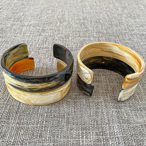 Brazaletes de cuerno de búfalo hechos a mano Brazaletes Premium para mujer - Product Image 1