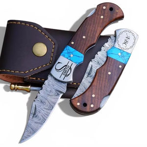 Couteau de survie EDC pliable artisanal en acier Damas à motif torsadé, manche en bois de rose et turquoise, lame Drop Point - Product Image 1