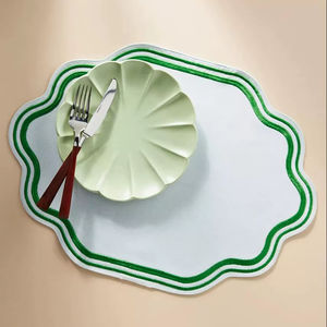 Manteles individuales Bearfit hechos a mano, bordados con motivos Madline, 100% algodón, lona orgánica, ecológicos, estilo europeo, verde y blanco. - Product Image 1