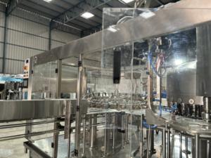 Máquina Embotelladora de Agua Mineral Automática Aim Technologies 220V, Capacidad de Llenado de 5400 BPH, Botellas PET - Product Image 2