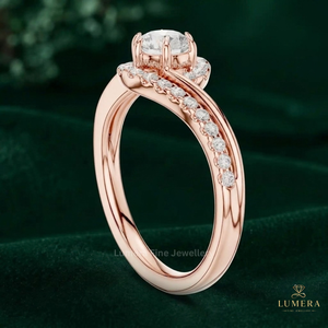 Anillo solitario de lujo con corte redondo, banda trenzada con diamantes pavé, engaste clásico de seis puntas, anillo personalizado para dama de honor - Product Image 6