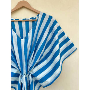 Caftán Morado para Mujer, Vestido Largo Holgado con Cuello en V, Estampado Floral Indio, Mangas Cortas, Tejido Natural, Ideal para la Playa o como Ropa de Dormir - Product Image 2