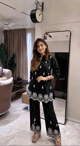 Elegante Conjunto Coordinado Casual de Mujer de Manga Larga con Botones hasta la Rodilla, Tallas Grandes Personalizadas, para Primavera y Vacaciones, 100% Ecológico - Product Image 5