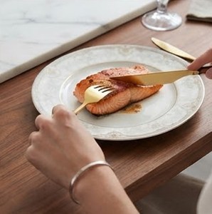 Ensemble de couverts modernes en acier inoxydable avec finition miroir dorée et manche en bois, compatibles lave-vaisselle, pour les dîners de mariage - Product Image 5