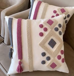 Housse de coussin décorative de Noël à motifs de sapins perlés, carrée, beige et rouge avec passepoil, pour la maison - Product Image 3