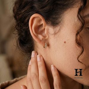 Delicados Pendientes Huggie con Racimo de Diamantes – Oro de 14k con Diamantes Certificados – Fabricación de Joyería Fina - Product Image 3