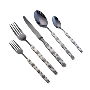 Juego de cubiertos de metal premium de colores arcoíris, diseñado para una durabilidad y un uso a largo plazo. - Product Image 6