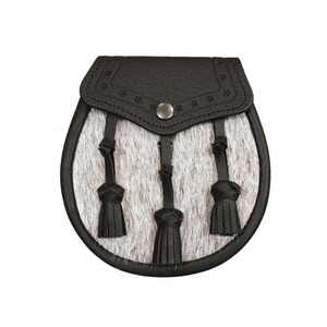 Sporran écossais traditionnel avec fourrure grise et rabats et pompons en cuir noir - Product Image 4