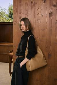 Bolso Hobo de Cuero Genuino Suave al Tacto con Gran Capacidad, Forro de Lino Resistente y Diseño Portátil para Uso Casual - Product Image 3