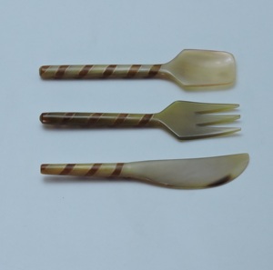 Ensemble de 3 ustensiles à fromage en corne (cuillère, fourchette, couteau) noir avec motif corne naturelle, écologique et compatible lave-vaisselle - Product Image 4