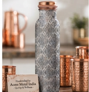 Elegante Botella de Agua de Cobre con Estampado Gris y un Toque Premium para Hidratación Diaria, Viajes, Gimnasio y Hogar - Product Image 1