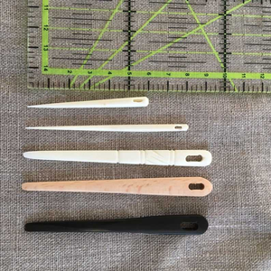 Aiguilles en os polies naturelles et historiques avec motifs gravés de l'âge viking, 7 cm, origine européenne, pour le tricot - Product Image 2