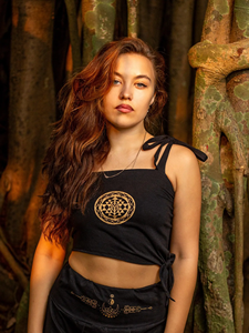 Top Corto Negro Sri Yantra, Camisola de Algodón con Geometría Sagrada Hecha a Mano, con Tirantes Ajustables, Estilo Boho, Yoga y Festivales - Product Image 1