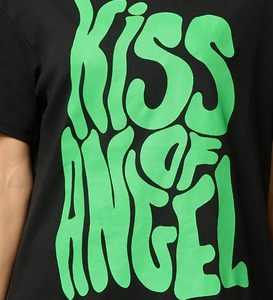 Camiseta Negra de Manga Corta con Cuello Redondo para Mujer Kiss Angel, Estampado de Letras Verdes, Corte Regular Informal, Algodón Jersey Ecológico - Product Image 3
