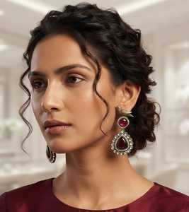 Pendientes de Moda Tradicionales Étnicos de Alta Calidad, Chapados en Oro, Aleación de Zinc, Zirconia, Imitación de Perla, Kundan, Jhumka, Maang Tikka - Product Image 1