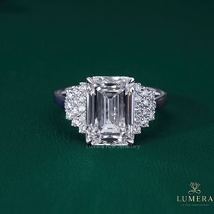 Anillo de compromiso Lumera con diamante de corte esmeralda en oro blanco, estilo clásico para mujer, certificado por IGI. - Product Image 2