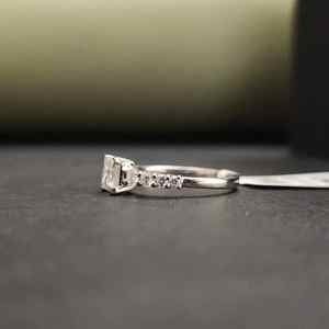 Anillo de Compromiso con Moissanita Corte Princesa, Chapado en Oro de 14K, Certificado IGI, Engaste Pavé, Ideal para Regalo de Cumpleaños - Product Image 3