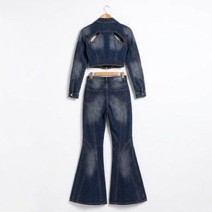 Ensemble en jean bleu foncé pour femme : veste courte à découpes et fermeture éclair, jean évasé à empiècements courbes – Fabricant de vêtements en gros OEM/ODM sur mesure - Product Image 4