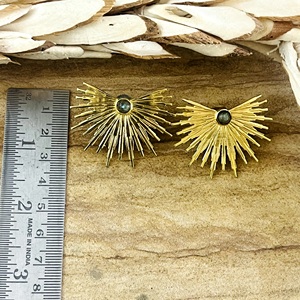 Boucles d'oreilles clous tendance Bohème motif soleil, en laiton plaqué or 18 carats avec labradorite, bijoux pour femme, cadeau céleste, style Bohème, vente en gros/OEM/ODM - Product Image 5