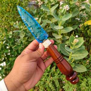 Couteau à pointe de flèche en verre bleu aqua de 10 pouces avec manche en bois, pointe de lance artisanale en obsidienne, objet de collection artistique - Product Image 1