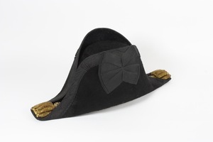Chapeau Empire Napoléonien Personnalisé de Haute Qualité Professionnel avec Logo Élégant en Bleu Foncé et Motifs Classiques – Chapeaux et Casquettes - Product Image 2