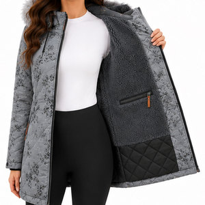 Abrigo largo de invierno para mujer con capucha de piel sintética, material transpirable e impermeable y características prácticas. - Product Image 6