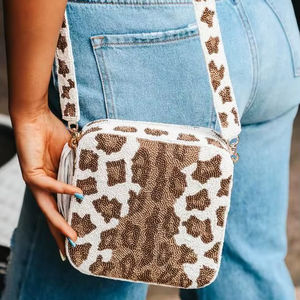 Bolso bandolera cuadrado con cuentas de leopardo para mujer, bolso de hombro con patrón animal de cuentas, bolso pequeño de moda con borlas y correa - Product Image 1