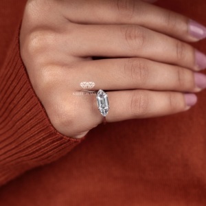 Bague de fiançailles à trois pierres en diamant de laboratoire taille émeraude avec pierres latérales taille trillion en or blanc 14K, cadeau de mariage, fournisseur de bijoux - Product Image 2