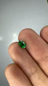 Émeraude Verte Naturelle 0.52 Taille Ovale 4x6mm Facettée avec Effet de Couleur pour Bague de Luxe, Pendentif, Boucles d'Oreilles, Bijoux Personnalisés - Product Image 3