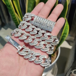 สร้อยคอคิวบันลิงค์แบบ Iced Out สำหรับผู้ชาย สไตล์ฮิปฮอป ประดับเพชรโมอิสซาไนต์ทรงบาแกตต์ ชุบโรเดียม เงินแท้ 925  แบบ Channel Setting - Product Image 1