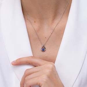 Pendentif Tulipe Fait Main en Or 18K avec Saphir Bleu Flottant Taille Ronde 0,75 Carat et Diamants, Certifié IGI, Pierre Précieuse Naturelle, OEM - Product Image 5