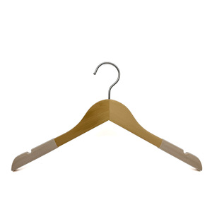 Cintres en bois naturel floqués, adaptés aux présentoirs de garde-robe modernes et minimalistes de haute qualité. Cintres en bois personnalisés avec logo. - Product Image 2
