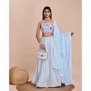 Mira directamente de un set de película de ensueño mientras caminas en este elegante Lehenga Choli, la ropa de fiesta tradicional perfecta - Product Image 1