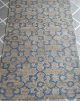 Tapis tissé à la machine en polyester antidérapant à poils ras avec support en jute |   Tapis de sol marocain bleu à motif floral treillis, épaisseur 5-6 mm