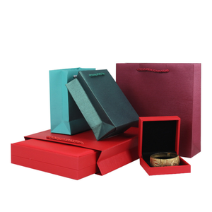 Emballages de bijoux personnalisables et réutilisables avec logo, et sacs shopping en papier pour présentation. - Product Image 3