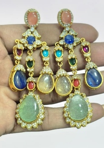 Boucles d'oreilles de qualité supérieure inspirées de Sabyasachi, look classique, s'adaptent à toutes les tenues, parfaites pour les soirées, magnifiques boucles d'oreilles tendance. - Product Image 1