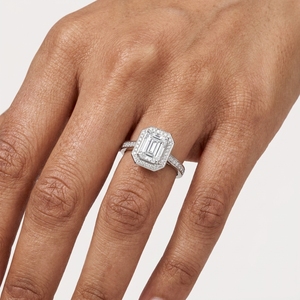 Anillo de compromiso de platino con diamante de corte esmeralda para mujer, con halo y diamantes laterales, estilo clásico - Product Image 5