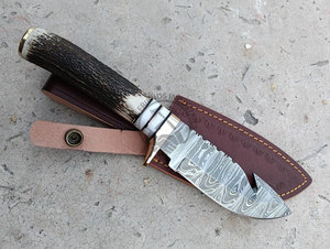 Nuevo Cuchillo de Caza y Desollado de Acero de Damasco, Hecho a Mano, de Espiga Completa, con Gancho para Enterrar, Mango de Cuerno de Ciervo, Hoja de 5 Pulgadas - Product Image 2