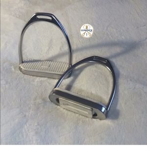 Estribos de hierro para caballo, estribos ingleses para montar, estribos Flex Fillis de doble articulación 4-3/4 51112PF - Product Image 1
