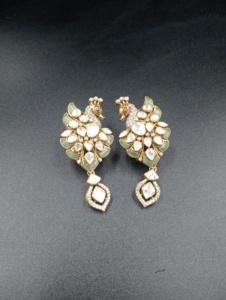 Boucles d'oreilles pendantes tendance en forme de fleur plaquées or 24 carats de luxe avec serti clos pour femme, bijoux de mariage - Product Image 5