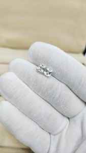 Boucles d'oreilles clous en saphir blanc, argent sterling 925, taille coussin, faites à la main, plaqué or, pierre de naissance de avril, cadeau d'anniversaire pour femme - Product Image 2