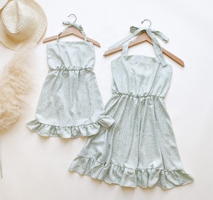 Mini robe avec froncée en bas et dentelle, tenue élégante, verte claire, vêtements parfait pour l'été - Product Image 1