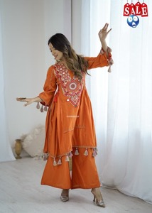 Ensemble haut et pantalon Plazzo pour femmes indiennes, en coton Khadi pur, entièrement brodé de sequins et de miroirs, vêtements décontractés - Product Image 4