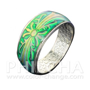 แหวนสายคาดกว้างทำจากสังกะสีผสมแฟชั่นสไตล์คลาสสิกเปลี่ยนสีได้พร้อมลวดลายราชวงศ์สำหรับทุกเพศ - Product Image 1