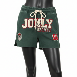 Shorts en molleton de coton et polyester pour femme, couleur verte, ourlet brut, broderie chenille, appliqué, logo personnalisé. - Product Image 2