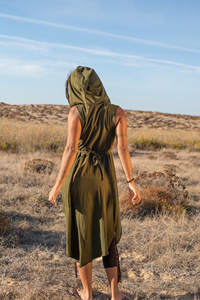 เสื้อกั๊กมีฮู้ดสไตล์เอลฟ์แฟนตาซีพร้อมฮู้ดดี้แบบอสมมาตรสำหรับงานเทศกาล ให้ลุคโบฮีเมียนที่ไม่ซ้ำใคร - Product Image 4