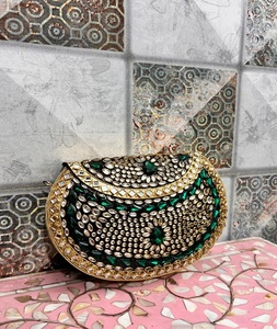 Mini pochette élégante avec travail Kundan et embellissements raffinés, idéale pour les mariages, sac à main en métal. - Product Image 2