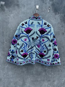 Chaqueta Corta Bordada a Mano Suzani para Mujer, Abrigo Boho Acolchado de Algodón Vintage, Prenda Exterior con Diseño Floral Único y Bordado Kashmiri Ari - Product Image 2
